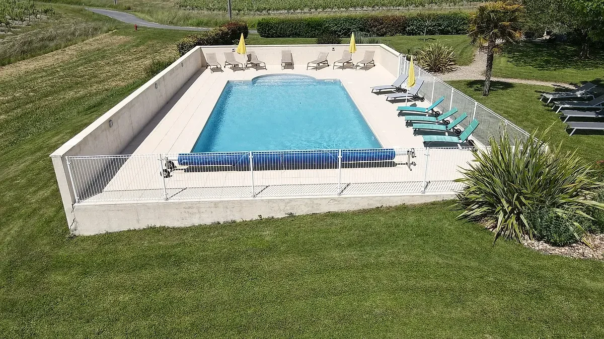 Piscine a Mirambeau