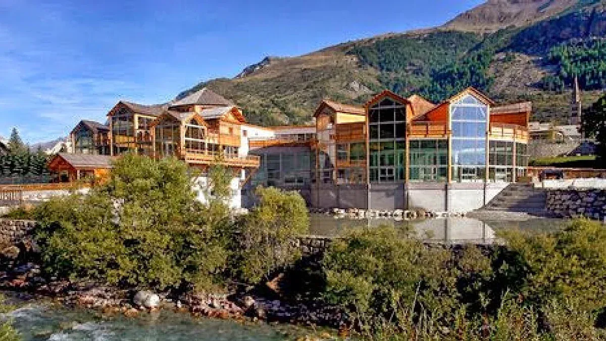 Les Grands Bains du Monetier